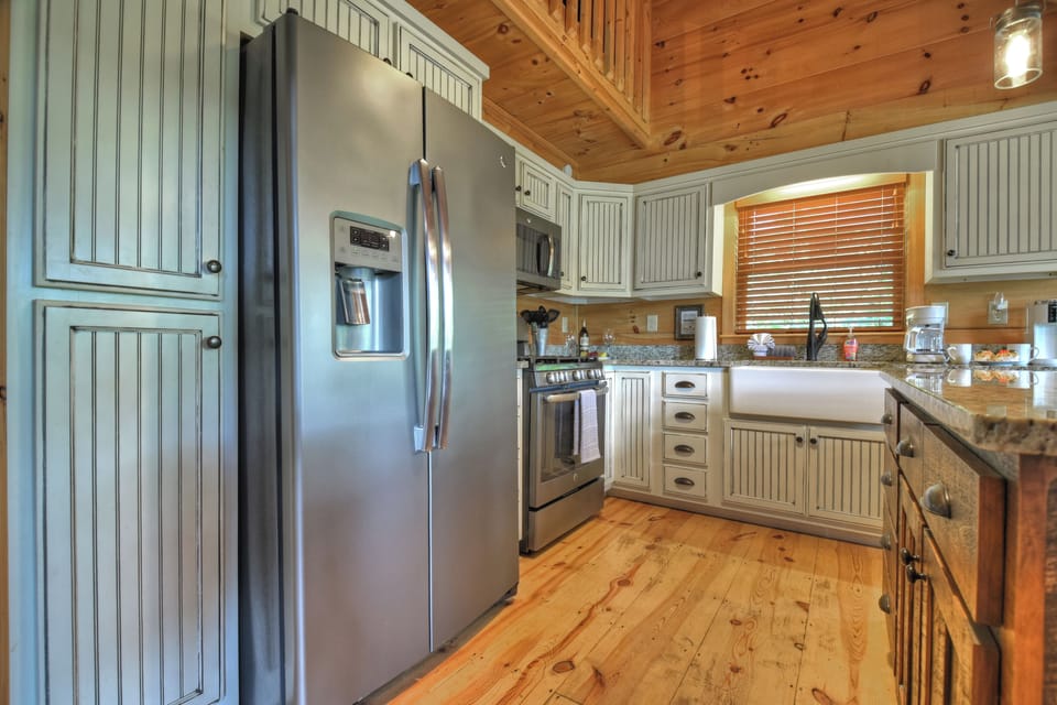 Stainless Steel appliances and beautiful granite countertops