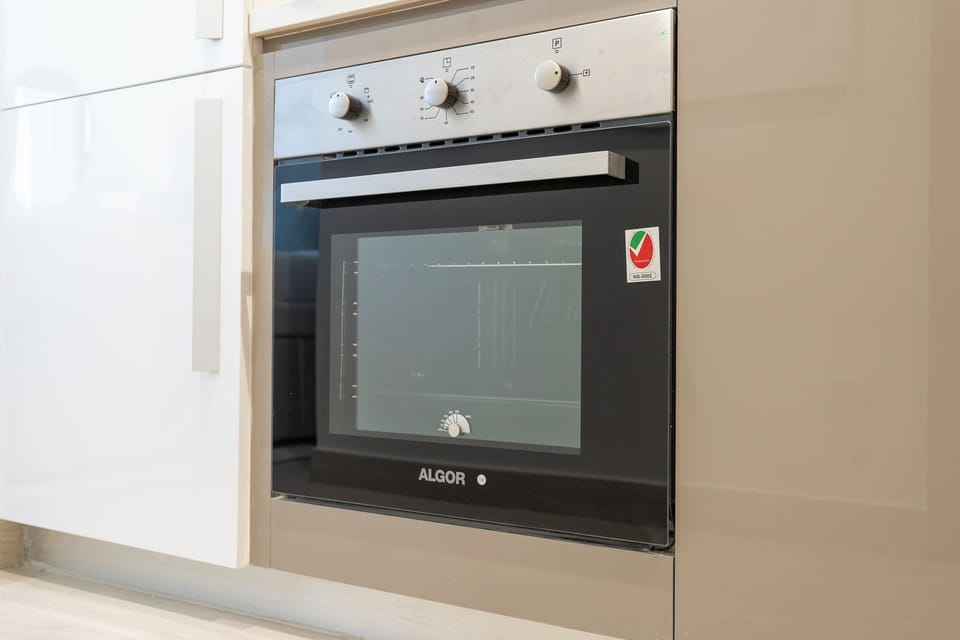 Comfort Studio, Balcony, City View | Private kitchen | Fridge, microwave, oven, stovetop