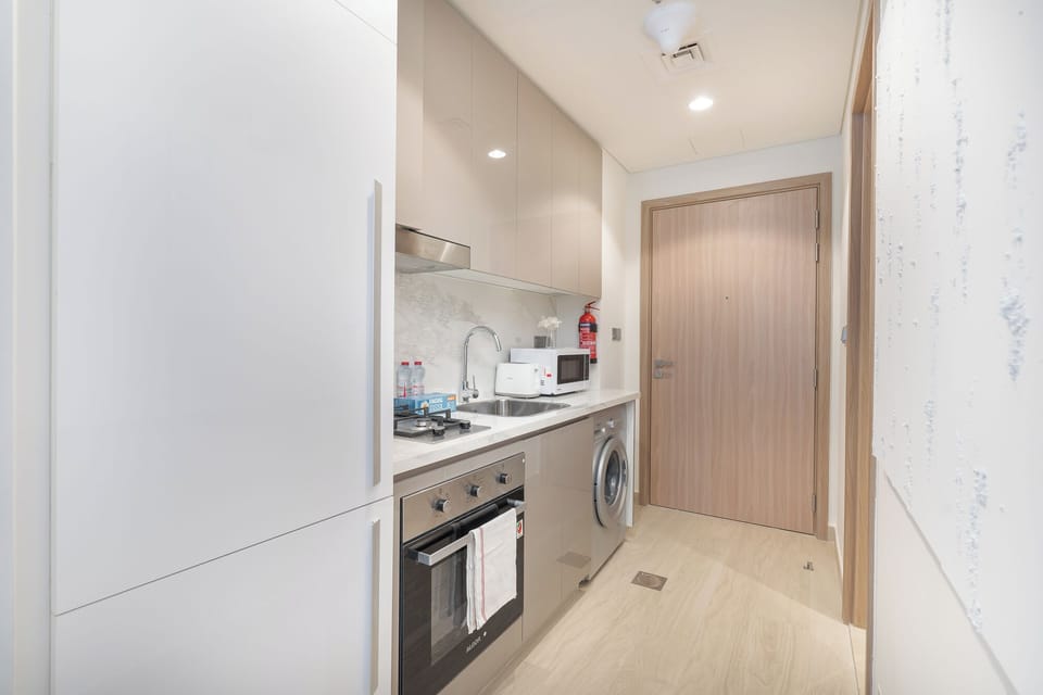 Comfort Studio, Balcony, City View | Private kitchen | Fridge, microwave, oven, stovetop