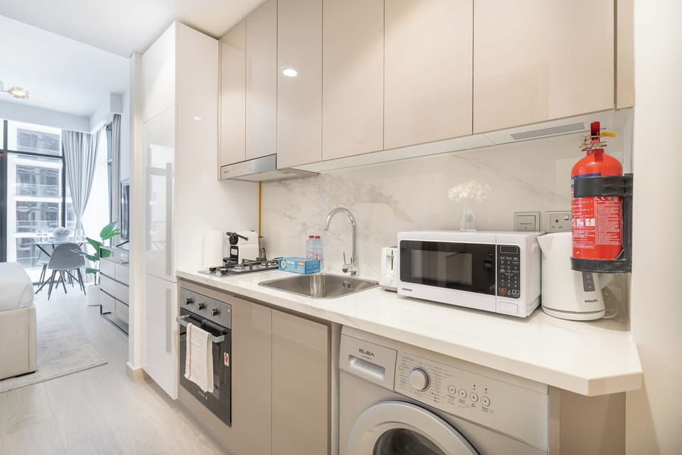 Comfort Studio, Balcony, City View | Private kitchen | Fridge, microwave, oven, stovetop