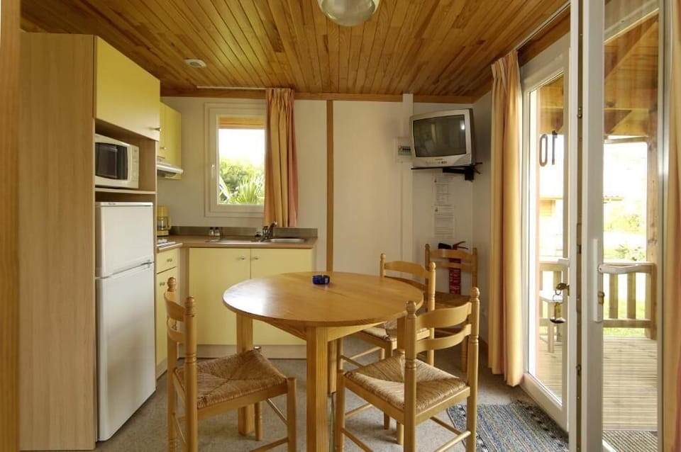 Basic Studio Suite, 2 Bedrooms | Living area