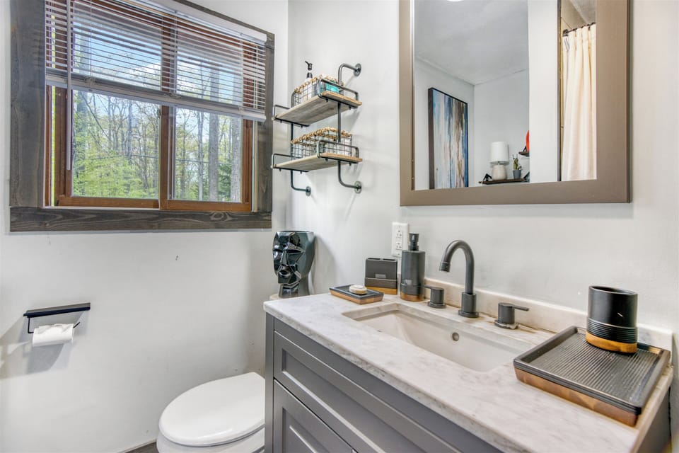 Private Hot Tub & Game Room: Pocono Family Cabin! Cottage in Coolbaugh Township