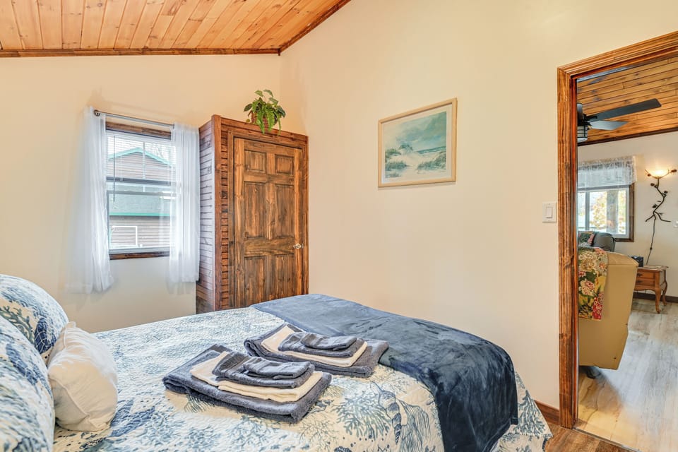 2 Mi to Lake Champlain: Cabin w/ River Access! Cottage in Lake Champlain