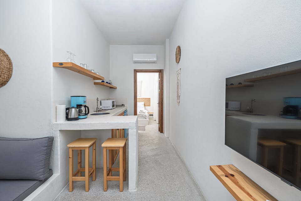 Business Room, 1 Bedroom | Private kitchen | Mini-fridge, microwave, stovetop, coffee/tea maker