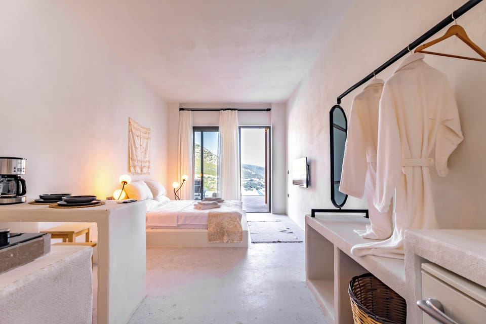 Business Villa | Egyptian cotton sheets, premium bedding, down comforters, in-room safe