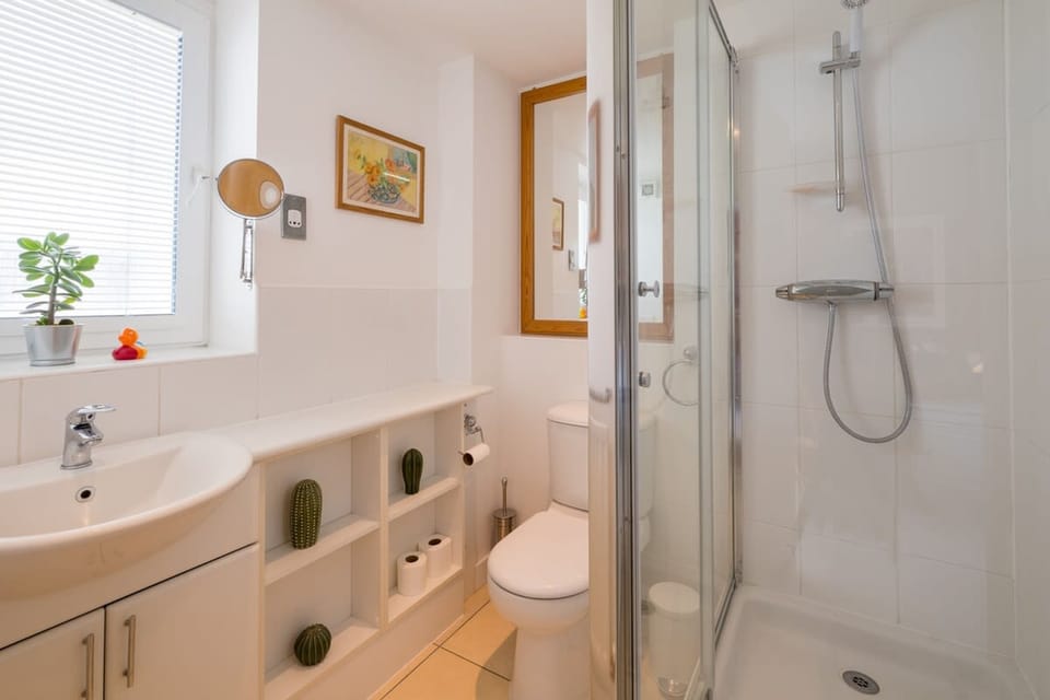 Host Stay Kingscote Townhouse Apartment in Brighton