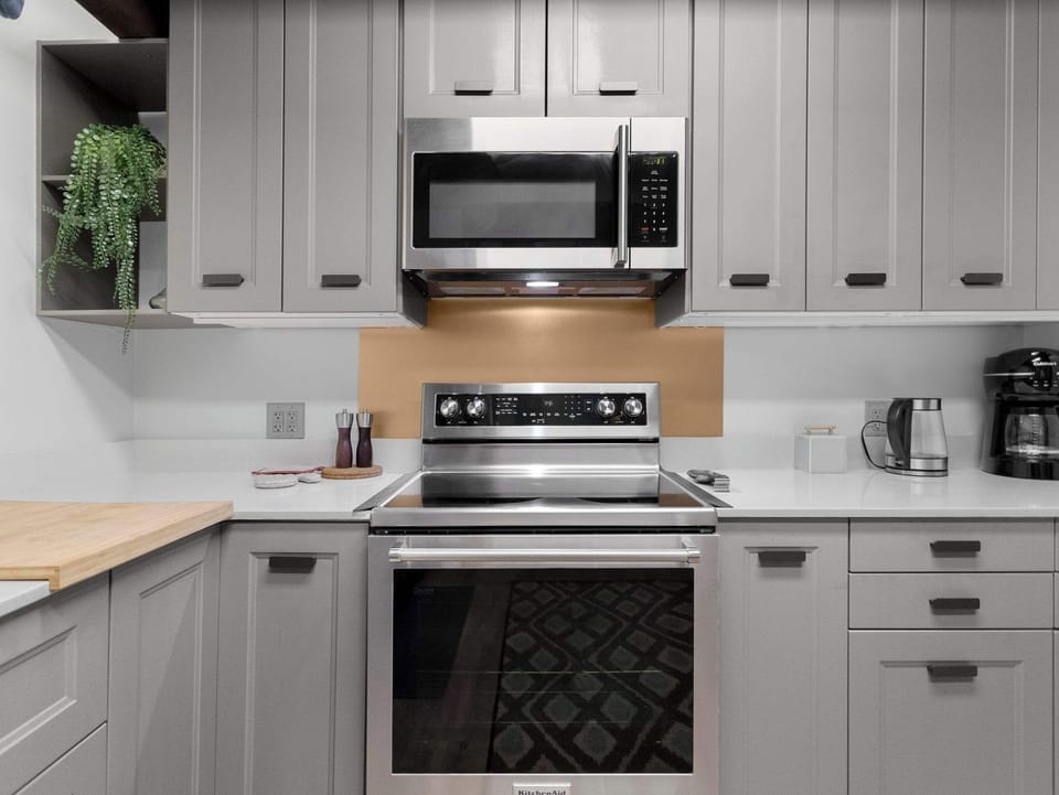 Channel your inner chef in this well-appointed kitchen! Everything you need for memorable meals.