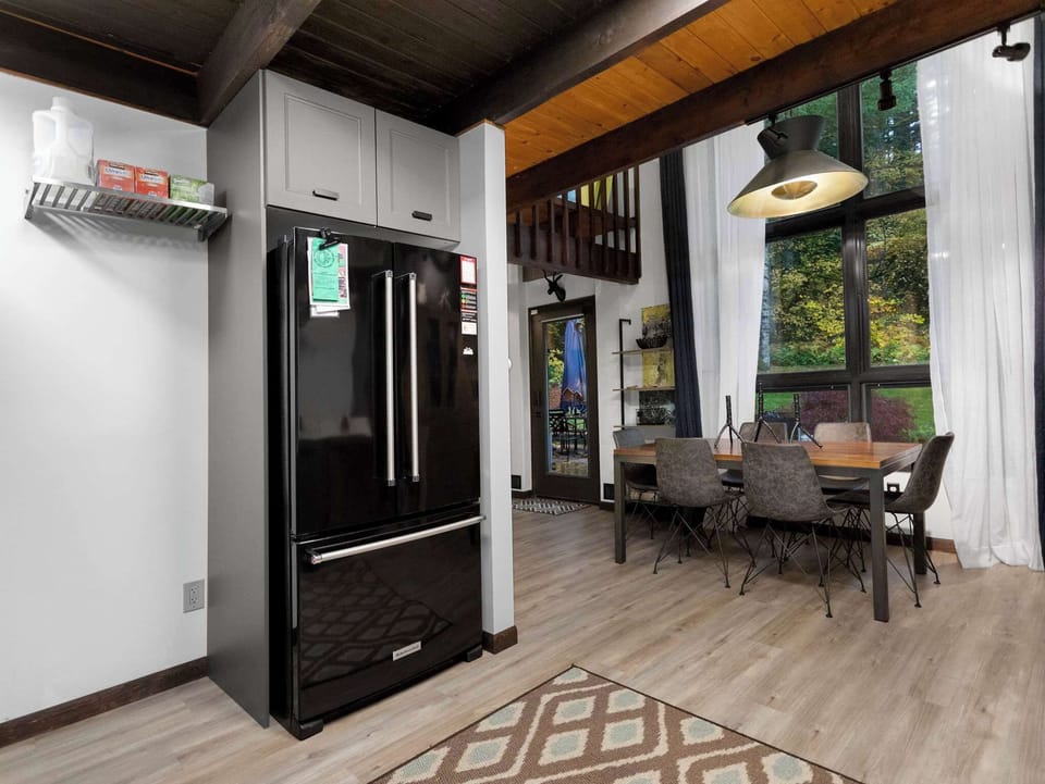 Room to share stories and delicious food! Make the most of your time together. 