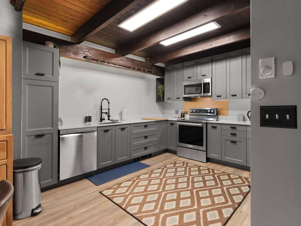 Fully equipped kitchen – your home away from home for easy, breezy meals! 