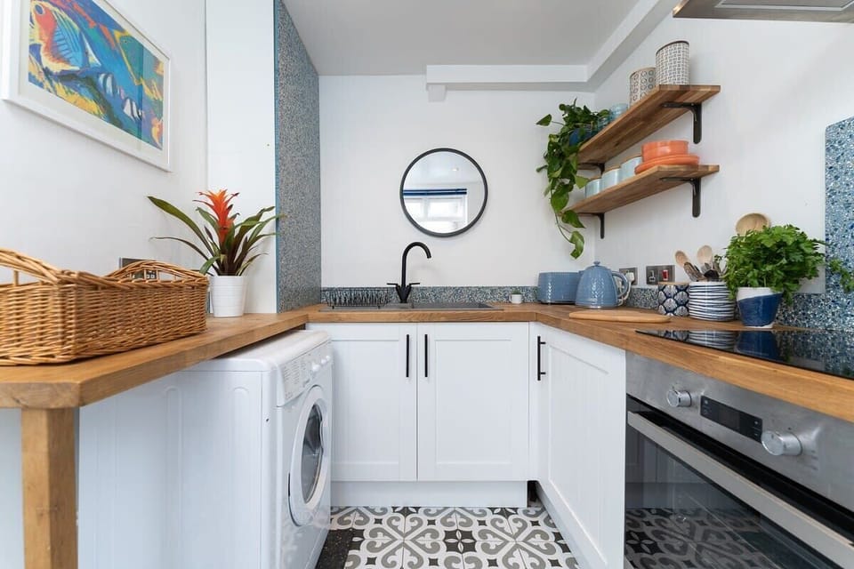 washer/dryer and microwave included