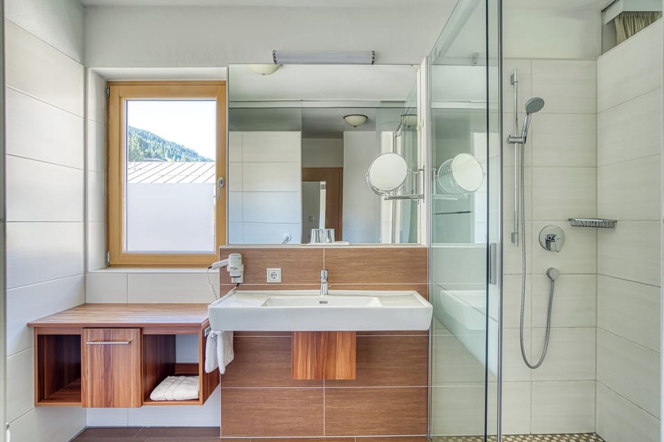 Superior Double Room | Bathroom | Free toiletries, hair dryer, slippers, towels