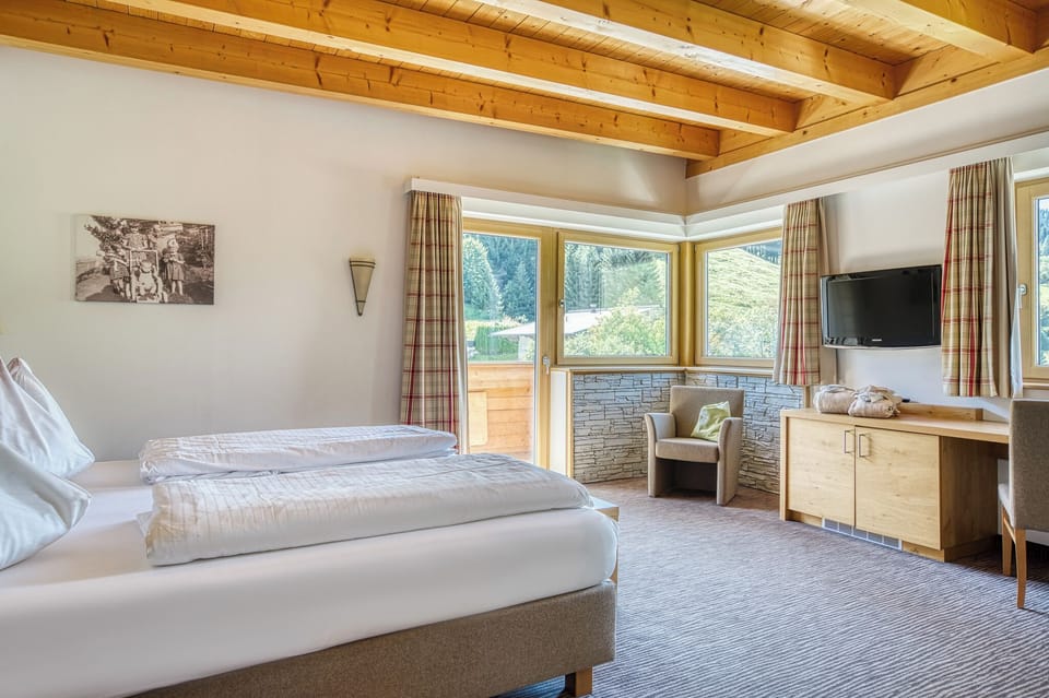 Deluxe Double Room | In-room safe, desk, soundproofing, free WiFi