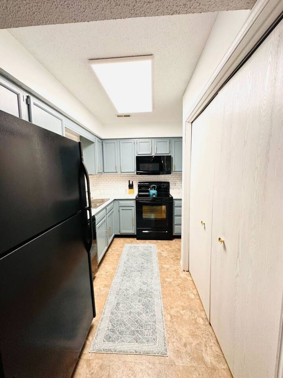 Whip up your favorite meals in this well-equipped kitchen at Hickory Haven!  From morning coffee to delicious dinners, you`ll find everything you need to feel right at home during your memorable Lake of the Ozarks getaway.