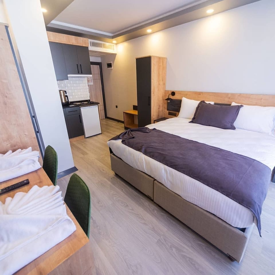Comfort Double Room | In-room safe, desk, laptop workspace, blackout drapes