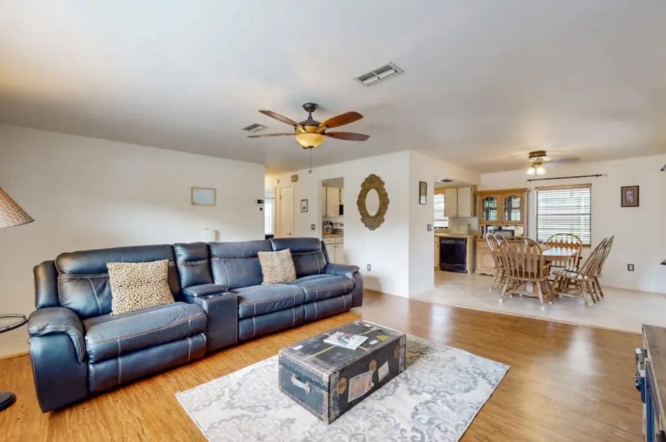 Deluxe House | Living room | Flat-screen TV