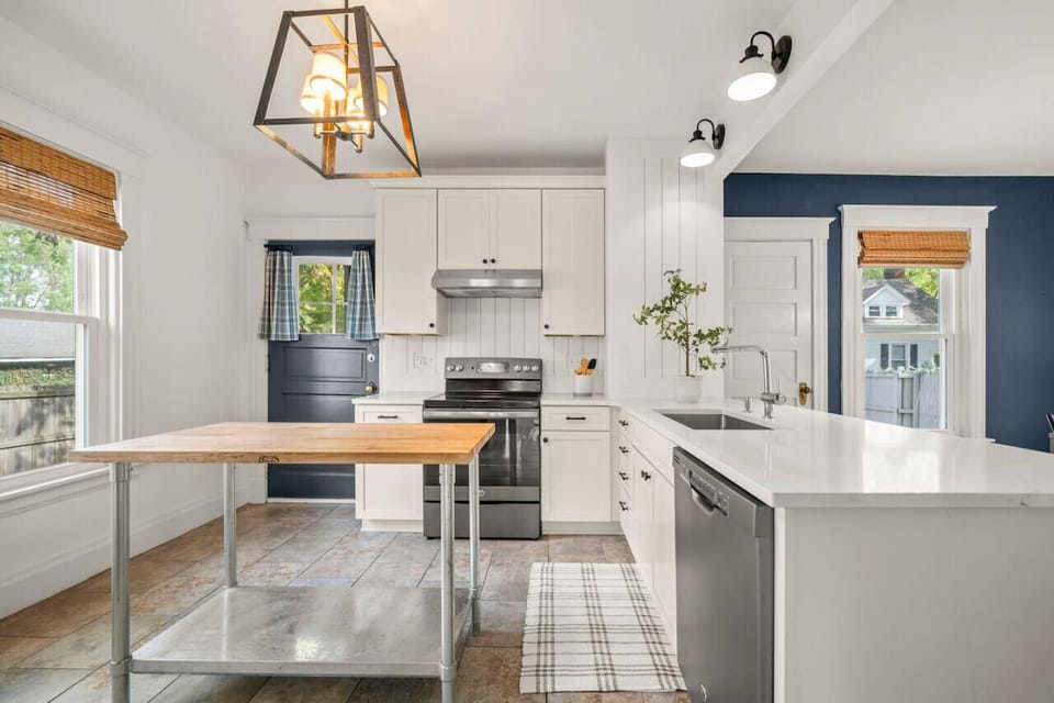 Fully Equipped Kitchen w/ Walkout to Screened In Porch