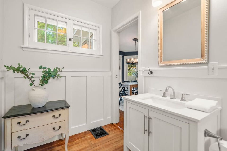 1st Floor Full Bathroom