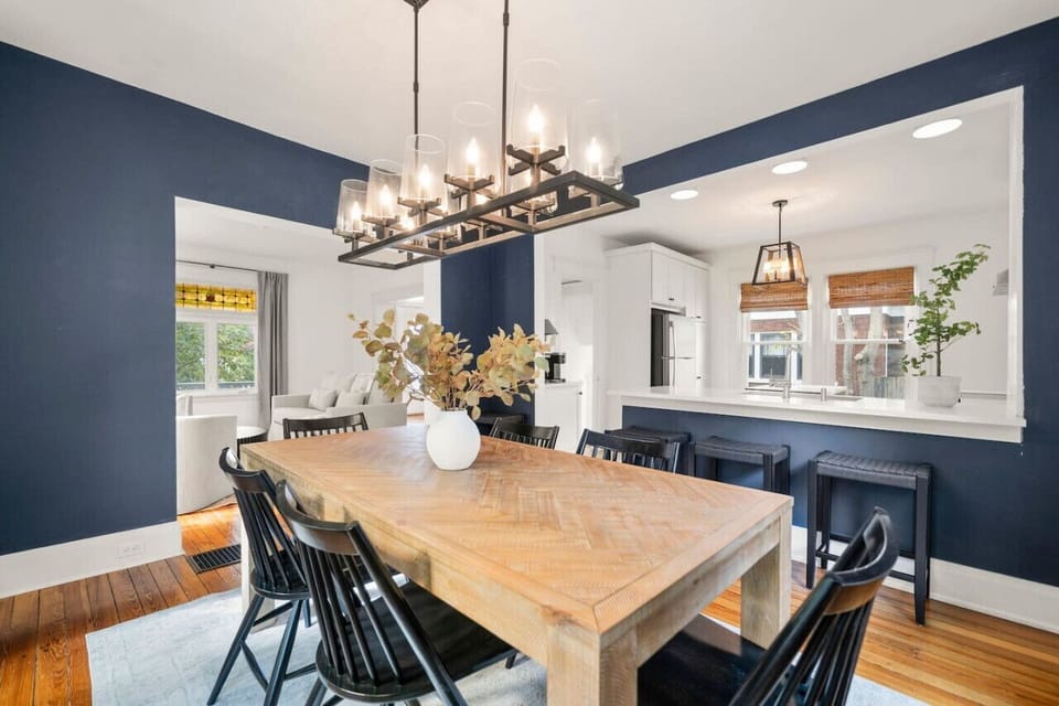 Dining Room w/ Seating for 6