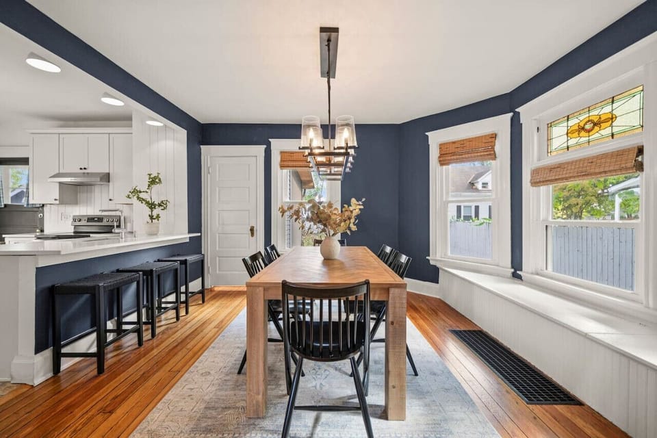 Dining Room w/ Seating for 6