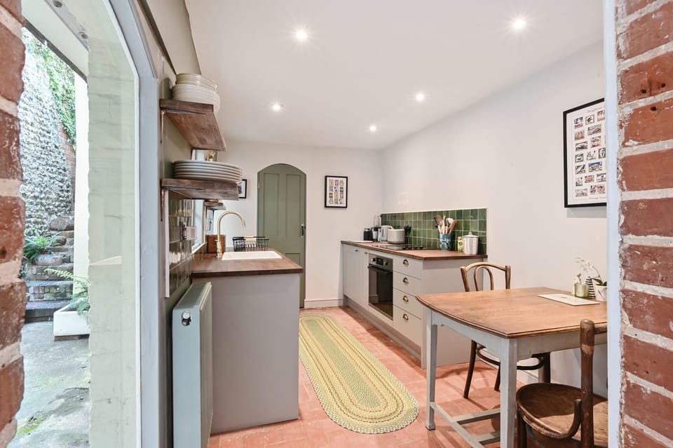 House | 1 bedroom, desk