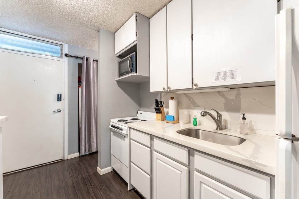 Full Kitchen with Stove, oven, microwave, fridge