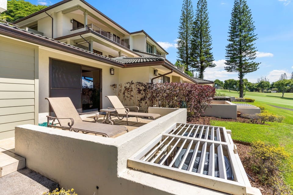 Outdoor dining area and lounge area