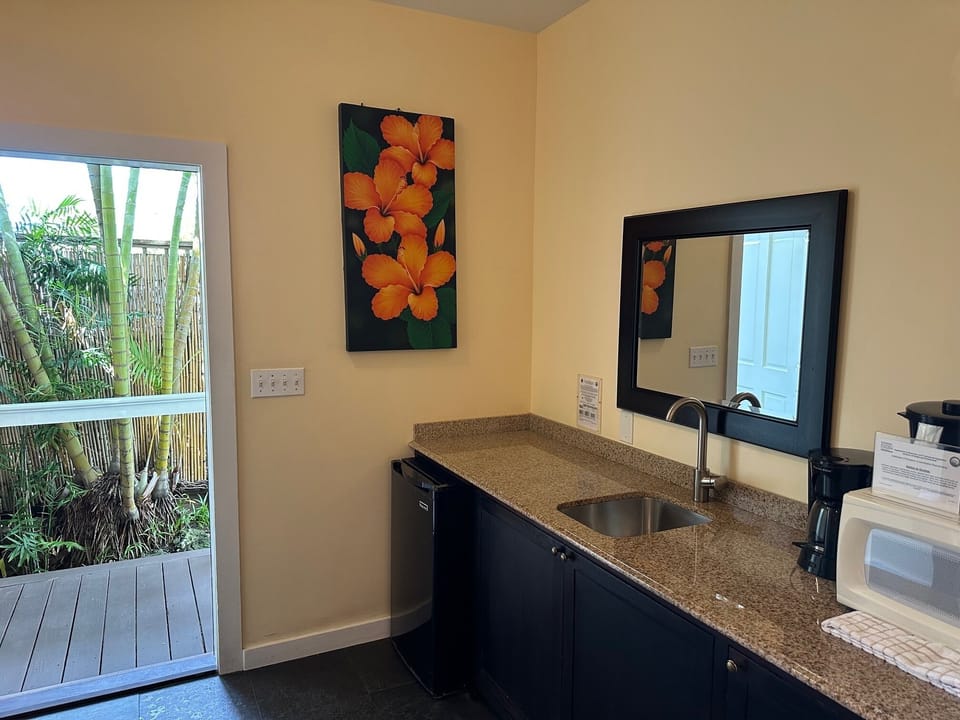 Bamboo Palm Queen Suite, 1 Queen bed, patio, courtyard and garden area, Ground Floor | Individually decorated, individually furnished, iron/ironing board