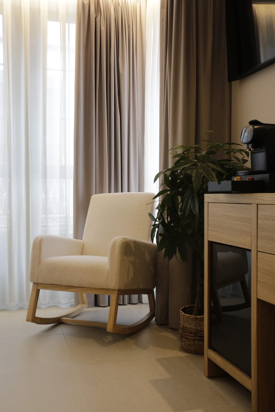 Deluxe Double Room, City View | Living area | TV