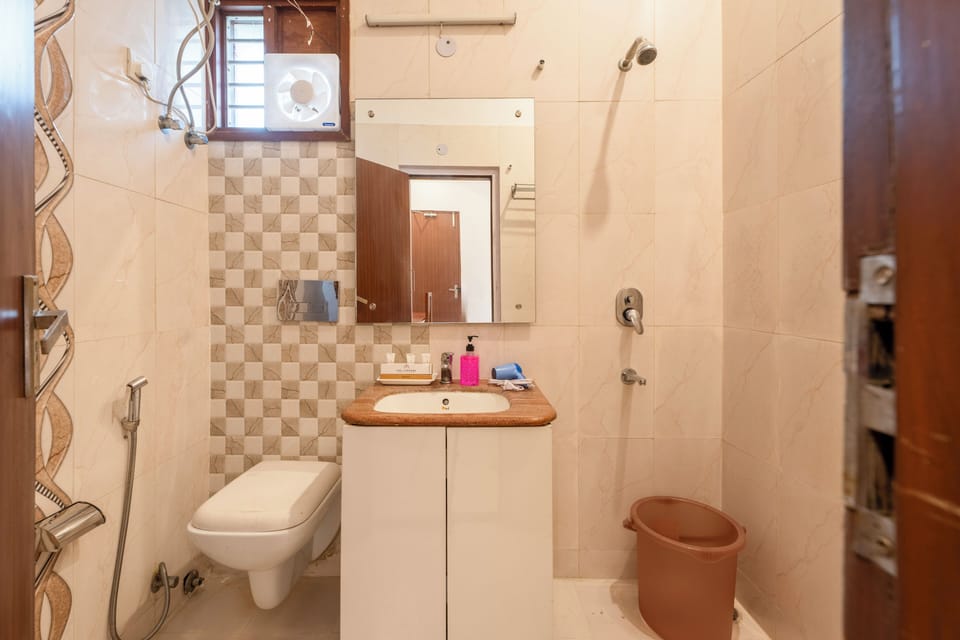 Deluxe Studio | Bathroom | Shower, hair dryer, slippers, towels
