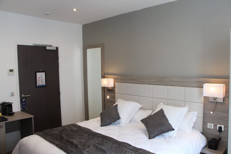 Standard Double Room | Premium bedding, minibar, in-room safe, desk