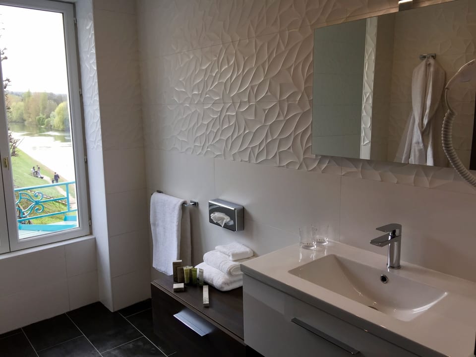 Family Room | Bathroom sink