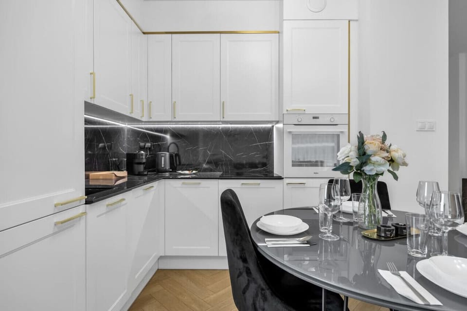 Kitchen with Oven | Book Now with RENTUJEMY.COM