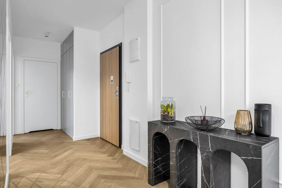 Hall with Decorative Details | Book Now with RENTUJEMY.COM