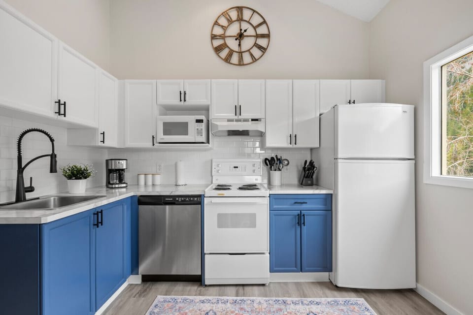 Full kitchen with a 4-person dining set & mountain views.