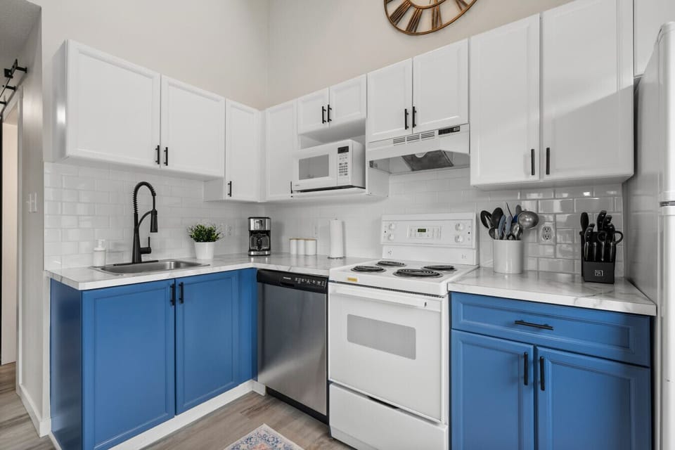 Full kitchen with a 4-person dining set & mountain views.