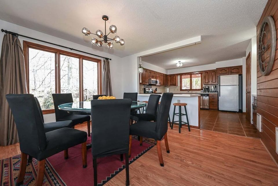 Open-concept layout with seating for 6+ and lake views from the dining area.