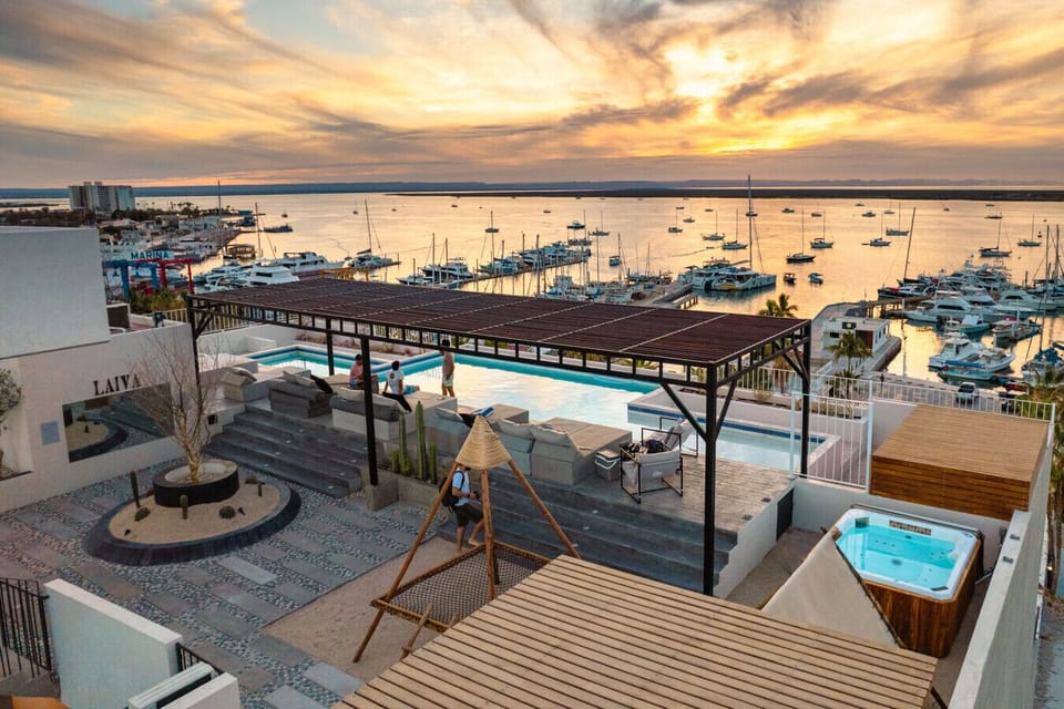 Disfruta del rooftop más espectacular de toda La Paz, Baja California Sur: vistas panorámicas al mar, atardeceres inolvidables y un espacio perfecto para relajarte o compartir momentos memorables con amigos y familia.