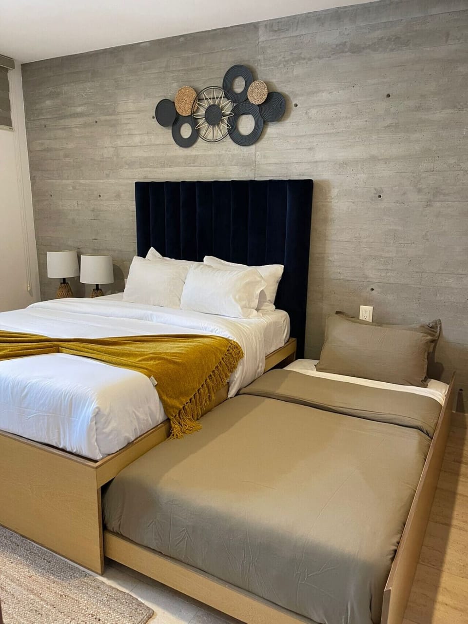 IMPORTANTE: Avisar con anticipación se se desea que se deje preparada esta cama adicional. Amplía tu comodidad: esta cama adicional permite hospedar a un quinto huésped, ideal para familias o grupos que buscan disfrutar juntos de su estancia sin sacrifica