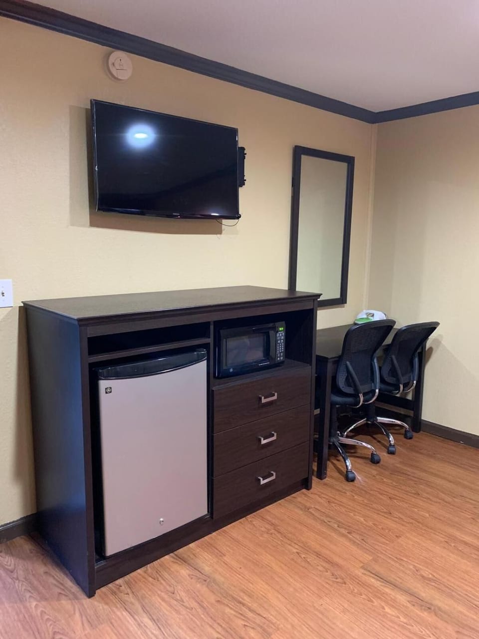 Romantic Studio Suite | Iron/ironing board, free WiFi, bed sheets