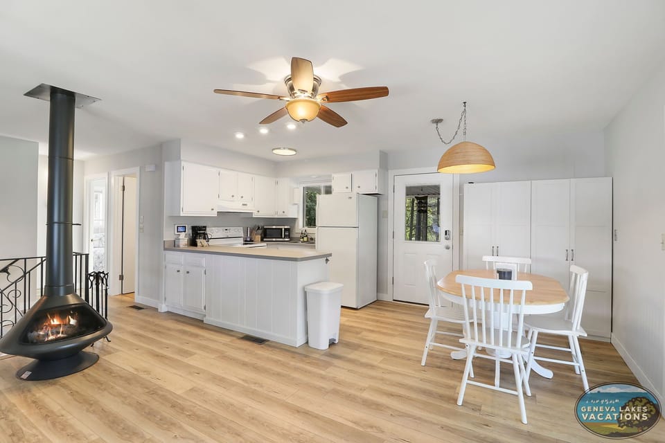 Fully equipped kitchen / dining area. (Fireplace not operational)