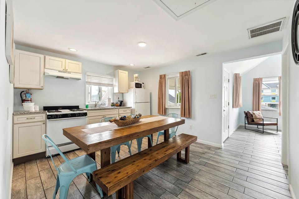 Family Apartment, 3 Bedrooms (Check-In Age 25) | Private kitchen | Fridge, microwave, oven, stovetop