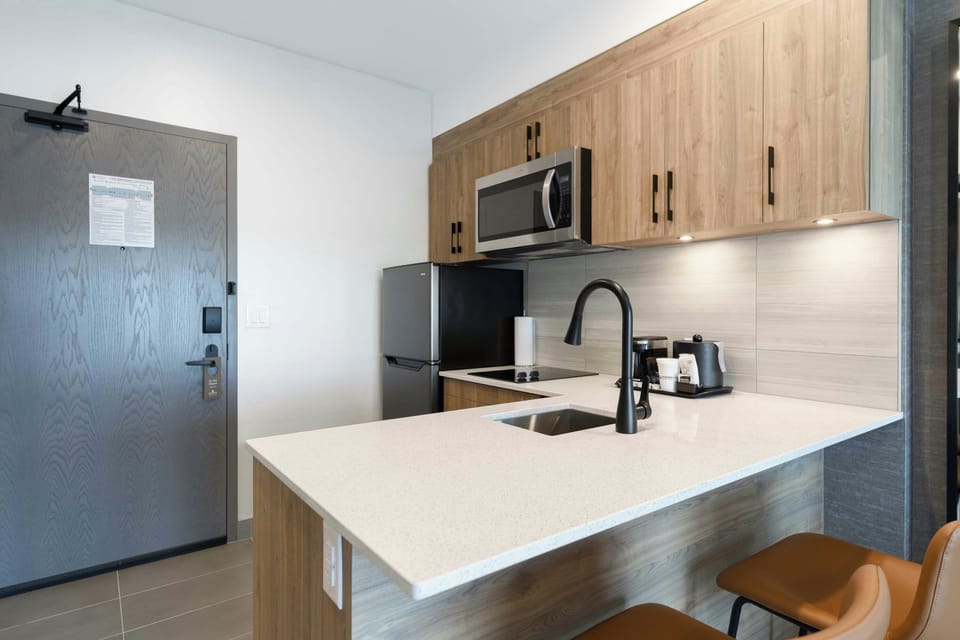 Grand Suite, 1 King Bed with Sofa bed, Kitchen | Private kitchen | Coffee/tea maker