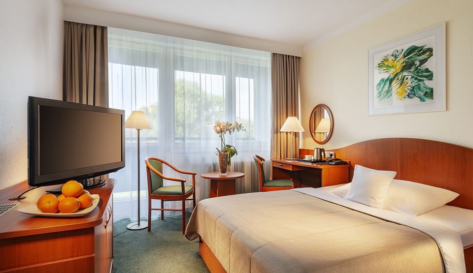 Standard Room | In-room safe, desk, laptop workspace, blackout drapes