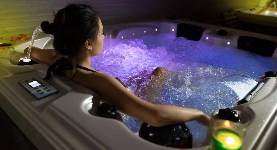 Indoor spa tub