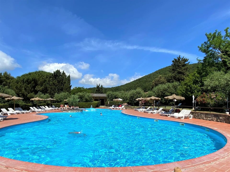 Water, Cloud, Sky, Water Resources, Property, Plant, Swimming Pool, Blue, Tree, Azure