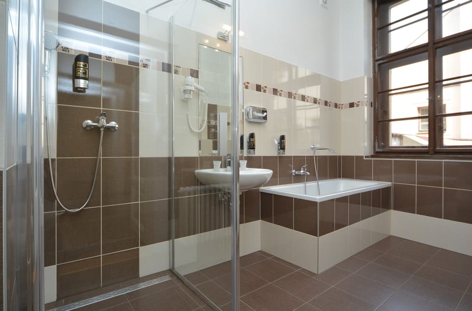 Triple Room | Bathroom | Rainfall showerhead, free toiletries, hair dryer, towels
