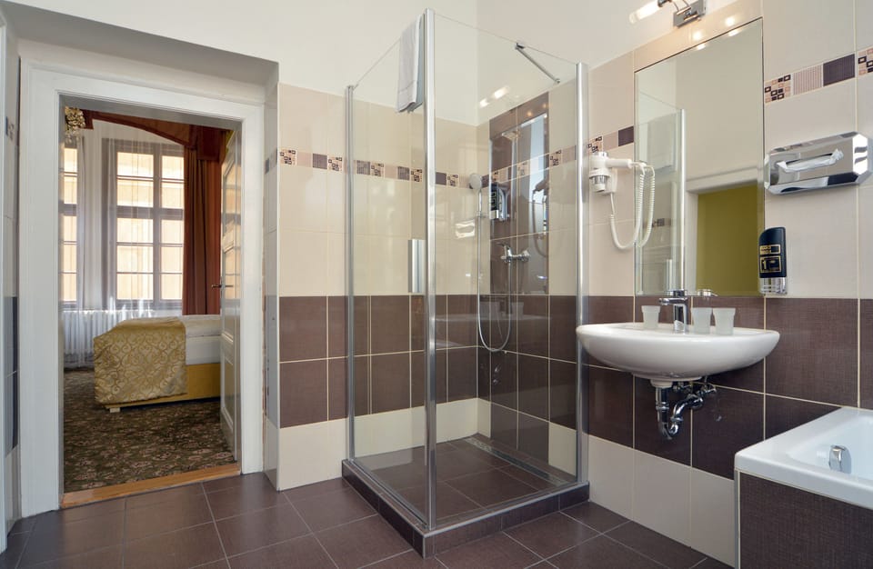 Triple Room | Bathroom | Rainfall showerhead, free toiletries, hair dryer, towels