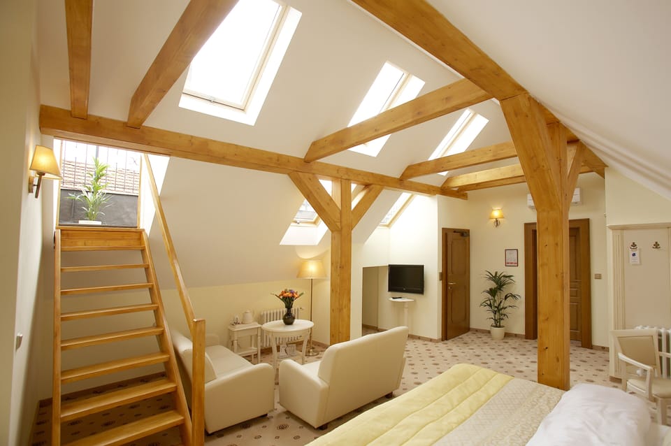 Suite, 1 King Bed, Hot Tub | Hypo-allergenic bedding, minibar, in-room safe, individually decorated