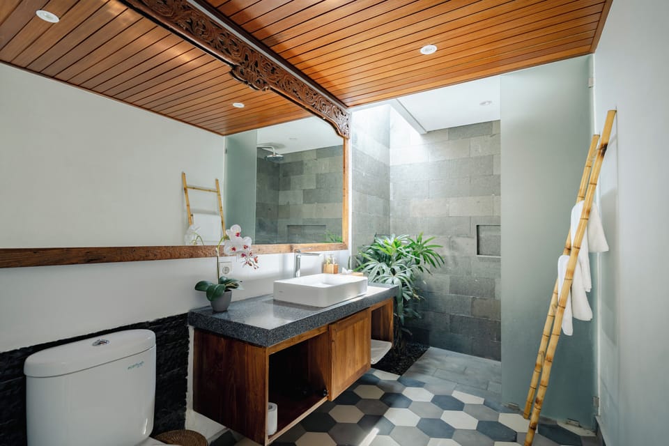 Signature Double Room, Balcony, Pool View | Bathroom