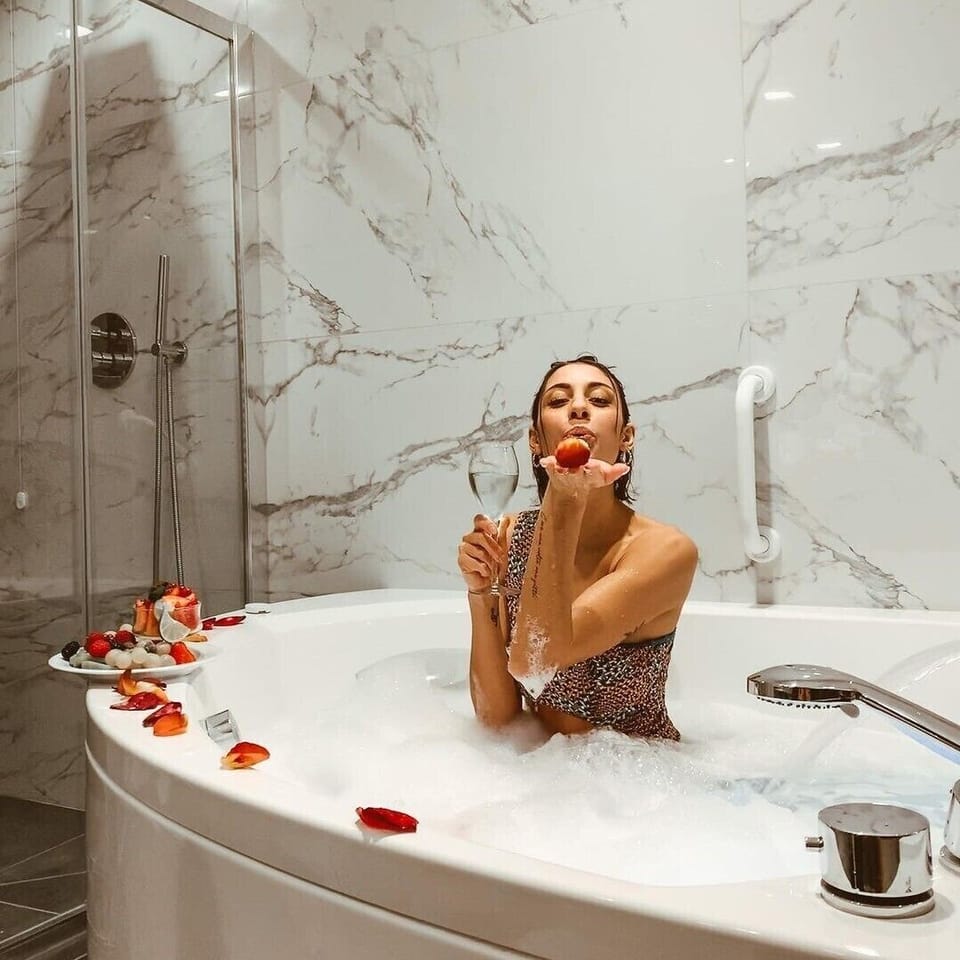 Suite, Hot Tub, Courtyard View | Jetted tub